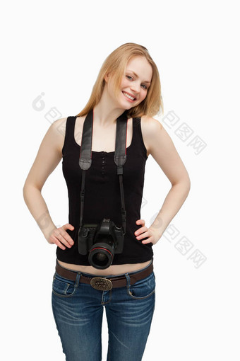 微笑女人携带相机