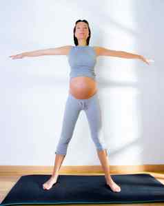 美丽的怀孕了女人健身房健身锻炼