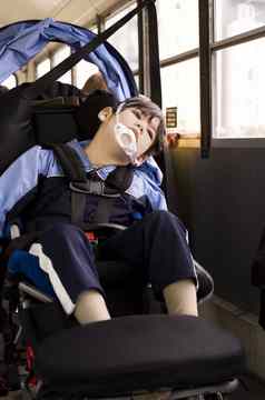 禁用男孩坐着轮椅学校公共汽车