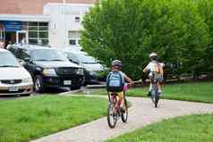 孩子们骑自行车学校