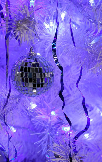 美丽的镜子球圣诞节树
