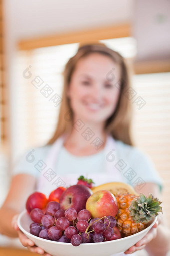 肖像年轻的女人展示<strong>水果</strong>篮子