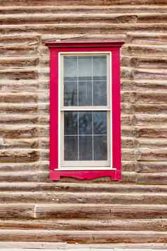 红色的框架窗口日志房子墙体系结构