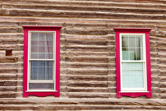 红色的框架窗户日志房子墙体系结构