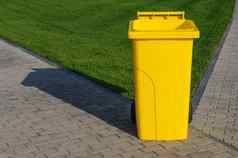 黄色的回收容器