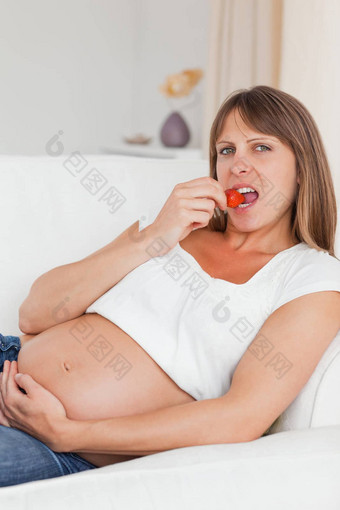 有吸引力的怀孕了女人吃草莓