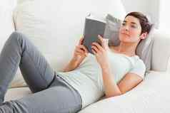 美丽的浅黑肤色的女人阅读书