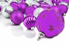 紫色的圣诞节点缀装饰物白色