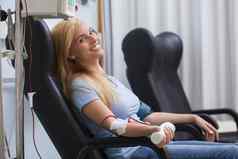 微笑女人捐赠血