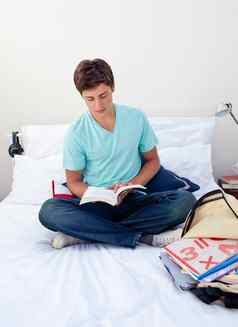 少年阅读书卧室