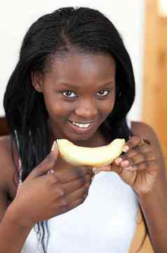 微笑美国黑人女人吃瓜