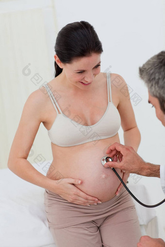 快乐的怀孕了女人检查妇科医生