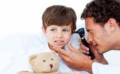 集中医生检查病人的耳朵