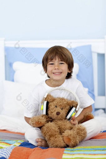 快乐孩子玩耳机泰迪熊