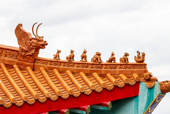 中国人寺庙屋顶龙头雕塑屋顶