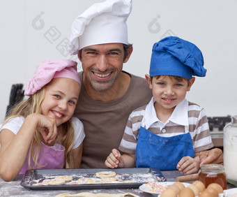 快乐父亲孩子们烘焙饼干