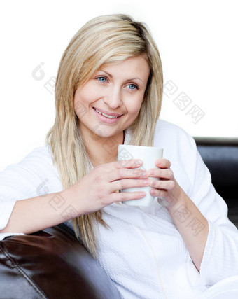 活泼的女人持有杯咖啡