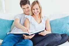 美丽的爱的夫妇阅读书沙发