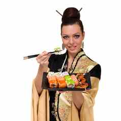 女人穿传统的衣服吃寿司
