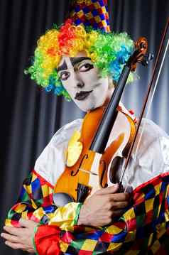 小丑玩小提琴