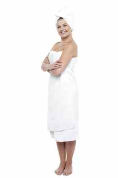 漂亮的女人包装白色毛巾浴