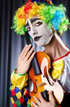 小丑玩小提琴