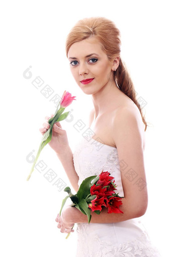 年轻的<strong>新娘</strong>闻红色的玫瑰