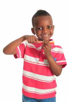 非洲美国黑色的孩子牙刷孤立的