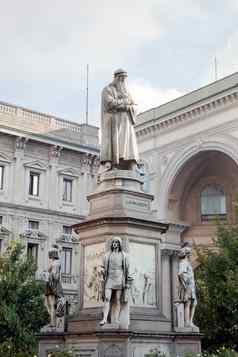 雕像莱奥纳多达芬奇米兰意大利