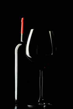 红色的酒玻璃轮廓黑色的背景