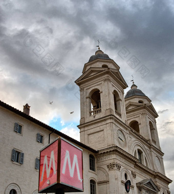 地铁标志罗马三一教堂背景
