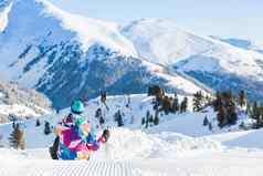 男人。坐着前阿尔卑斯山脉休息滑雪