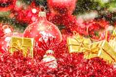 红色的圣诞节球装饰