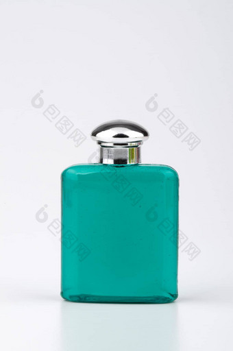 绿松石绿色瓶洗发水