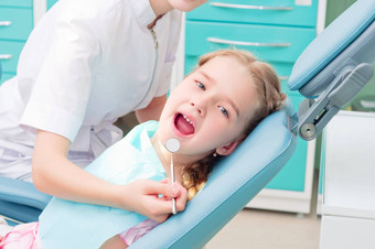 女孩参观牙医访问牙医