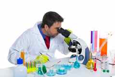 化学实验室科学家男人。显微镜