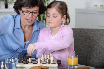 妈妈。教学女儿玩国际象棋