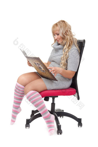 年轻的女孩阅读书坐着椅子明亮的房间iso