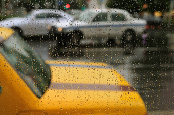 多<strong>雨</strong>的出租车