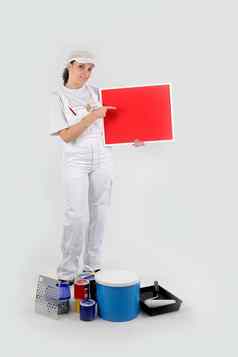 女人画家显示红色的纸板