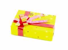 黄色的礼物盒子红色的丝带孤立的白色背景