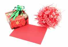 红色的礼物盒子礼物卡丝带弓白色背景