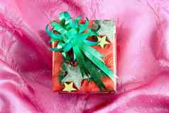 红色的礼物盒子绿色丝带粉红色的缎