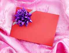 红色的空白礼物卡丝带粉红色的缎