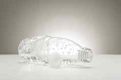 清晰的塑料水瓶滴