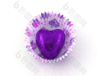紫色的心巧克力纸蛋糕情况下