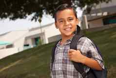快乐年轻的拉美裔男孩准备好了学校