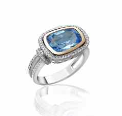 不错的美丽的蓝宝石环隔离白色