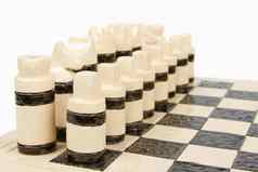 独特的手工制作的国际象棋集陶器孤立的