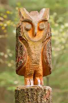 木雕刻猫头鹰